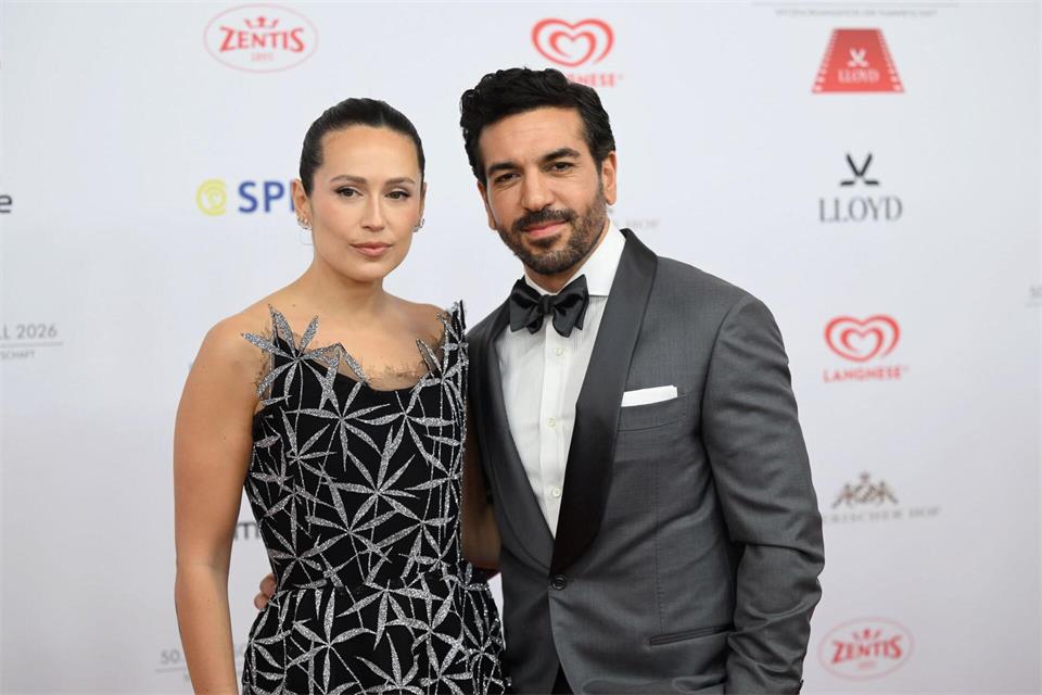 M’Barek und seine Frau Jessica Anfang des Jahres beim Deutschen Filmball. (Archivbild)Felix Hörhager/dpa