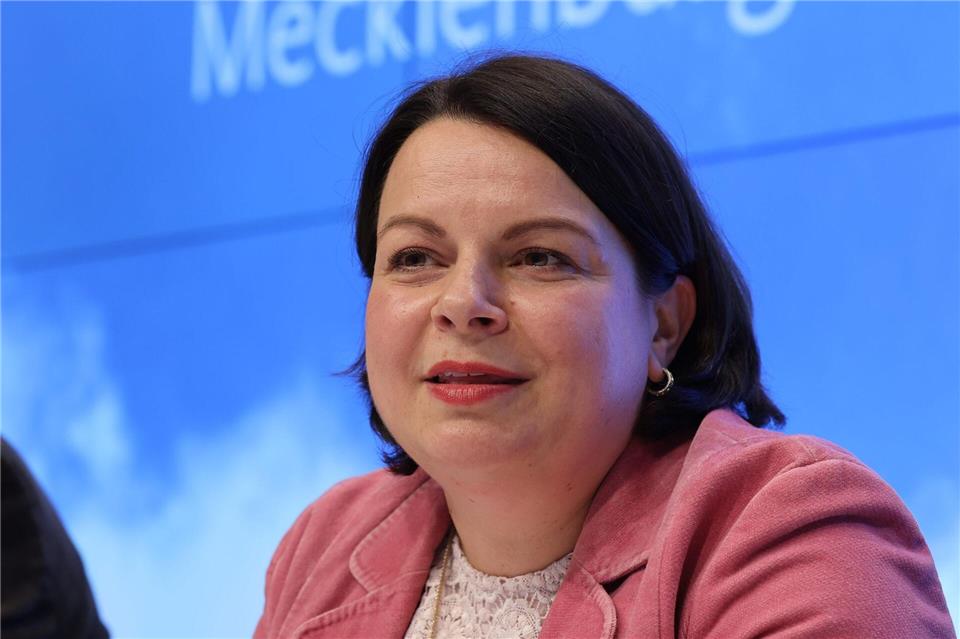 MV-Gesundheitsministerin Stefanie Drese dankt den Beschäftigten im Gesundheits- und Sozialwesen, die an den Feiertagen im Dienst sind. (Archivbild)Jens Büttner/dpa
