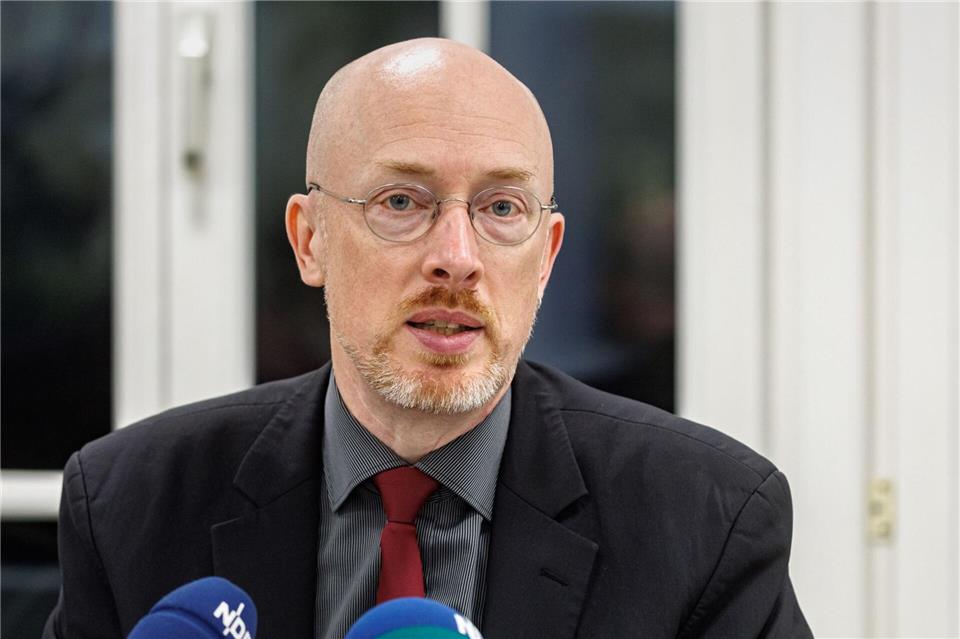 MV-Innenminister Christian Pegel (SPD) erwartet harte Konsequenzen des FC Hansa Rostock für Angreifer auf einen Sonderzug mit Fans von Rot-Weiss Essen. (Archivbild)Markus Scholz/dpa