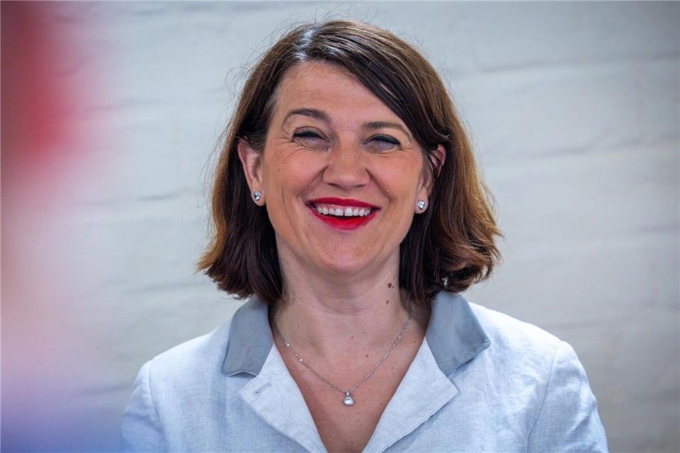 MV-Justizministerin Jacqueline Bernhardt (Linke) verzichtet schriftlich auf das Weisungsrecht gegenüber den Staatsanwaltschaften. (Archivbild)Jens Büttner/dpa