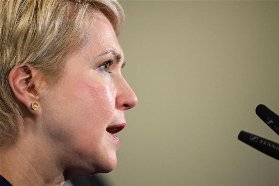 MV-Ministerpräsidentin fordert eine Verlängerung des Tankrabatts oder alternative Maßnahmen. (Archivbild)Britta Pedersen/dpa