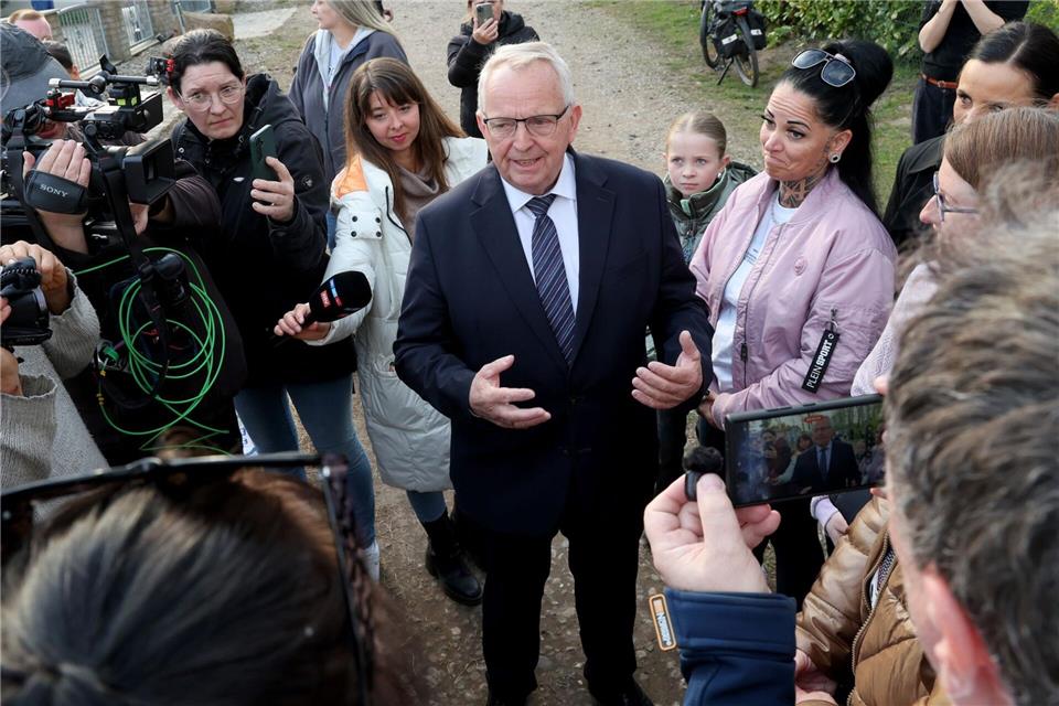 MV-Umweltminister Till Backhaus (SPD) hat angekündigt, den Wal zu begleiten, auch wenn eine private Rettungsinitiative inzwischen die Regie übernommen hat. (Archivbild)Bernd Wüstneck/dpa