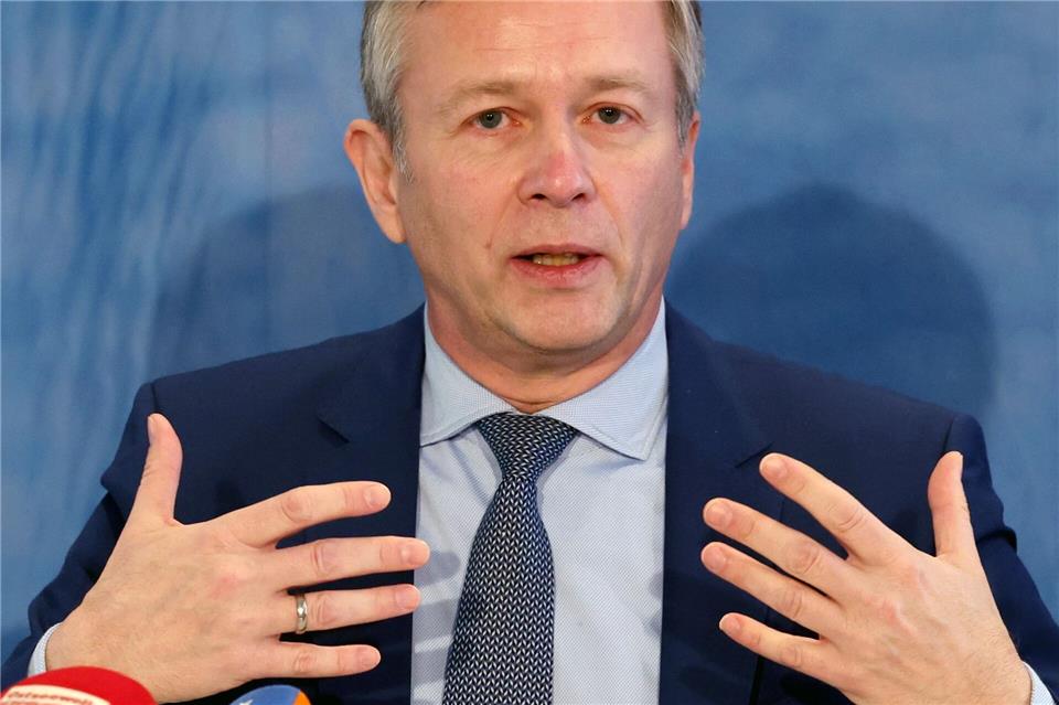 MVs Finanzminister Heiko Geue (SPD) hat den meist mittelständischen Baufirmen im MV eine Beteiligung an den geplanten Bauvorhaben von Land und Bund zugesichert. (Archivbild) Bernd Wüstneck/dpa