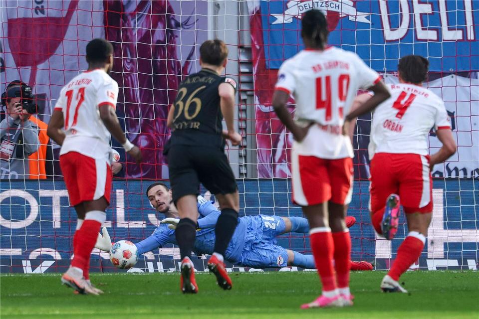 Maarten Vandevoordt hält den Elfmeter von Keven Schlotterbeck.Jan Woitas/dpa