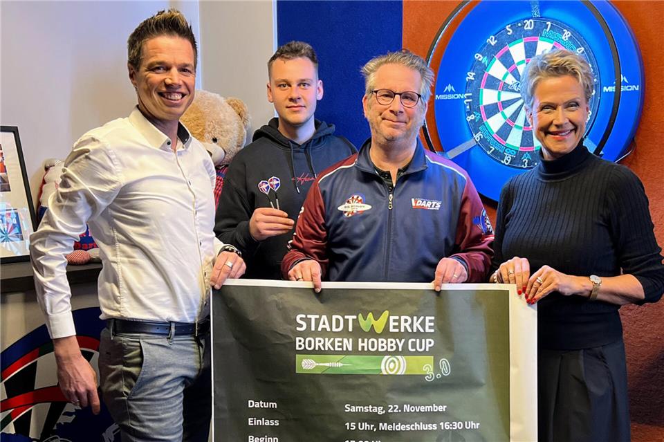 Machen ab sofort gemeinsame Sache und freuen sich auf den Stadtwerke-Borken-Hobby-Cup am 22. November: Geschäftsführer Ron Keßeler (links) und Antje Evers (rechts) von den Stadtwerken mit Darter Nico Kirchberger (2. von links) und SG-Abteilungsleiter Christian Siek.