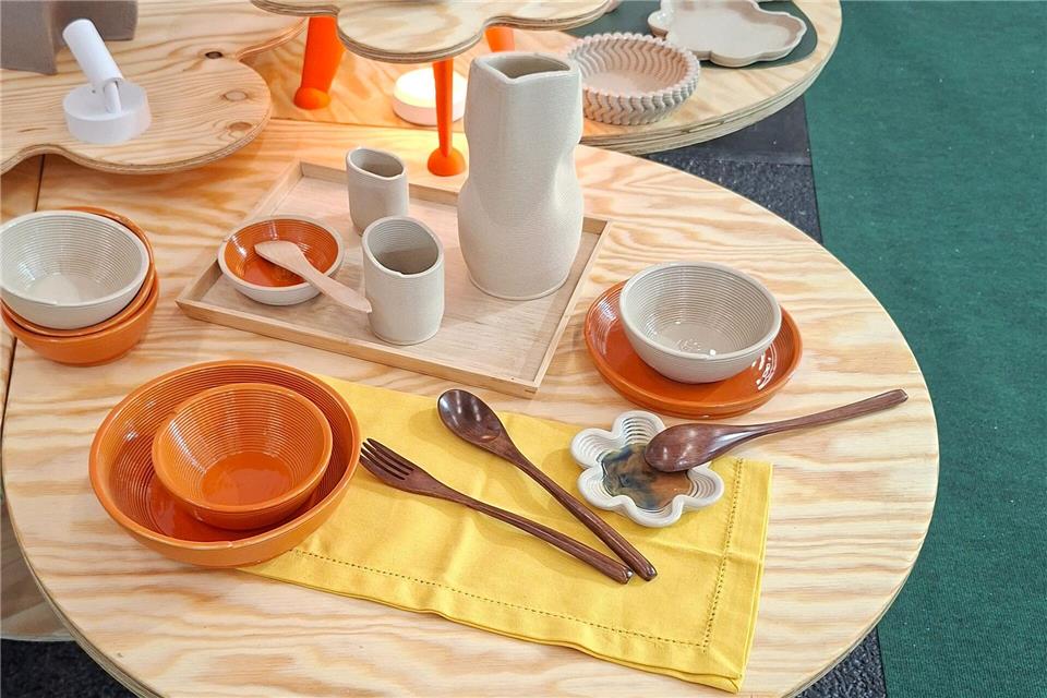 Machen das Zuhause wohnlich: warme Farben. Hier zu sehen auf dem Tisch - und auf der Messe Ambiente.Jessica Kliem/dpa-tmn