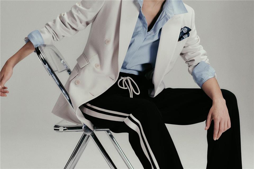 Machen den Jogginghosen-Look schick: Blazer und Blusen. Hier ein Beispiel von Max Mara (Blazer ca. 1.829 Euro, Hemdbluse ca. 319 Euro, Hose ca. 219 Euro, Tuch ca. 105 Euro).Max Mara/dpa-tmn