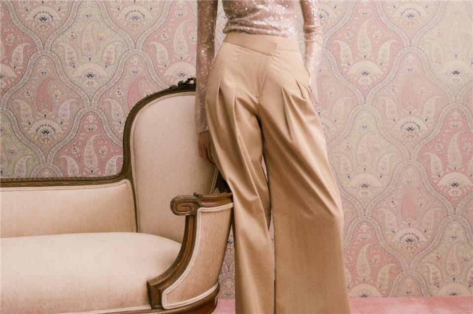 Machen sich gut an Hosen und Oberteilen: bewusst eingesetzte Faltenwürfe. Hier ein Beispiel von Veronica Beard (Hose ca. 528 Euro, Shirt ca. 398 Euro).Veronica Beard/dpa-tmn