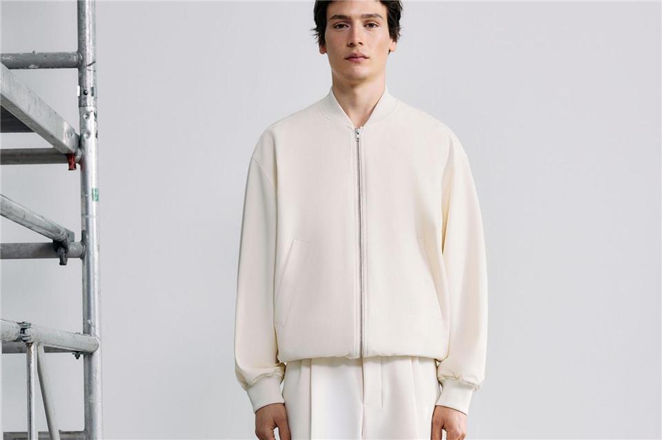 Machen sich gut zusammen: Bundfaltenhosen und Blousons in hellen Farben, wie in diesem Beispiel von Seidensticker (Blouson ca. 250 Euro, Hose ca. 170 Euro).Seidensticker/dpa-tmn