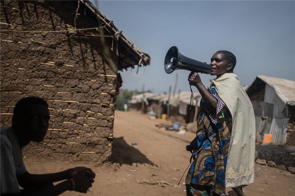 Machozi Naumi macht in einem Lager auf dem Gelände des ISP (Institut Supérieur Pédagogique) der Stadt Bunia, in dem Binnenvertriebene leben, auf Ebola aufmerksam.Moses Sawasawa/AP/dpa