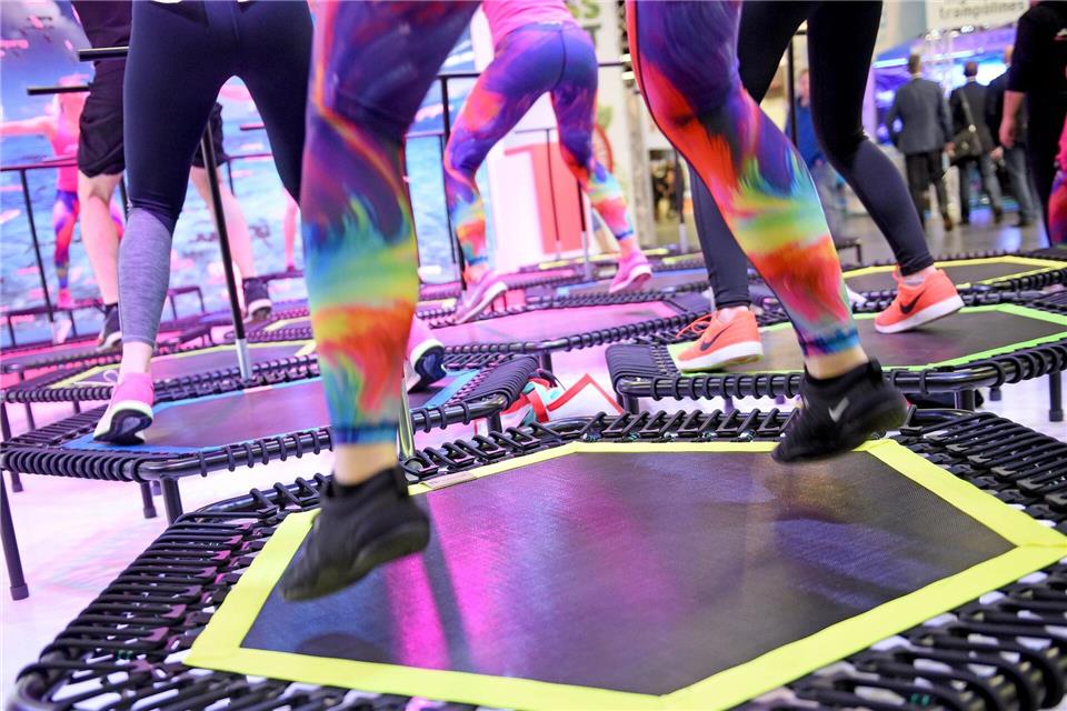Macht auch Erwachsenen Spaß: Mini-Trampoline trainieren Herz, Kreislauf und Muskeln.Henning Kaiser/dpa/dpa-tmn