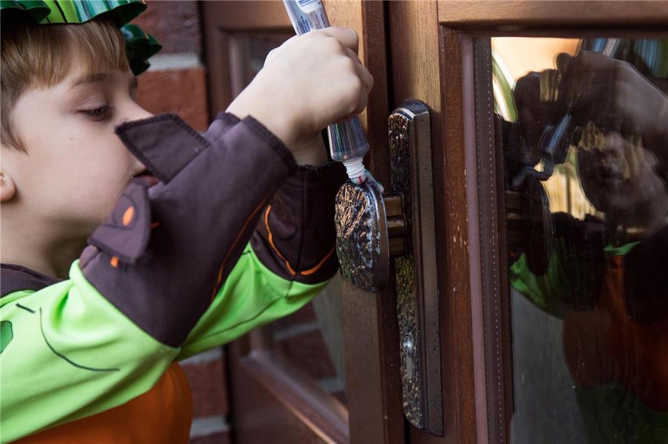 Trick or Treat: Was an Halloween erlaubt ist - und was nicht  Macht das heutzutage wirklich noch jemand: Türklinken an Halloween mit Zahnpasta bestreichen?Christin Klose/dpa-tmn