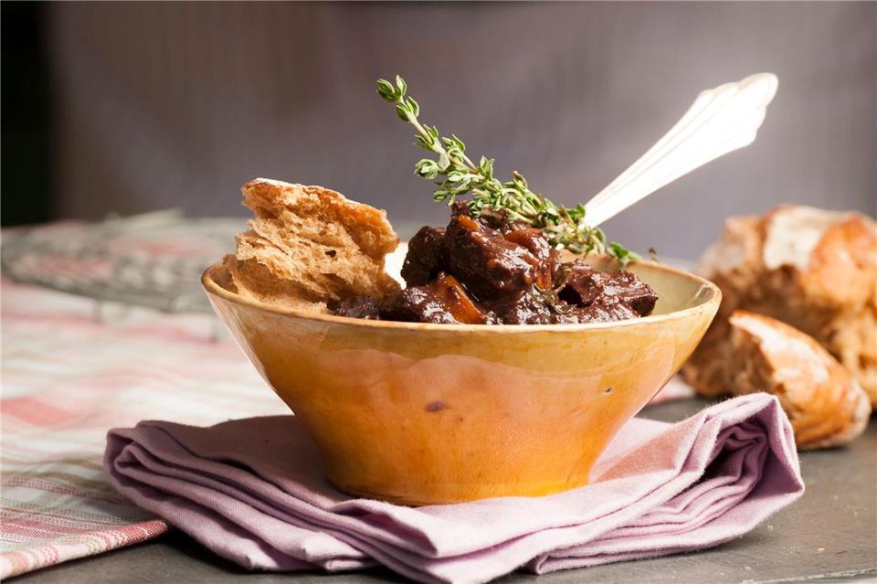 Macht gleich mehr her: Warum das Gulasch nicht mal in einem Schälchen höher bauen und dekorieren anstatt auf einem platten Teller zu servieren.Manuela Rüther/dpa-tmn