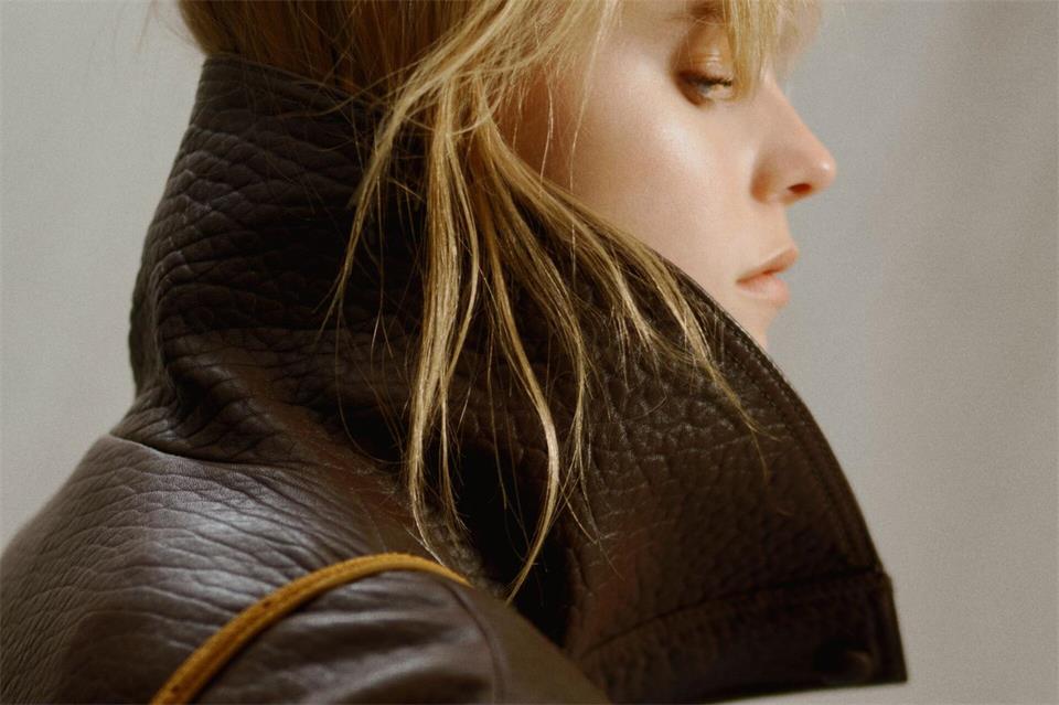Macht sich immer gut bei mildem Herbstwetter: die Lederjacke, ob nun aus echtem oder aus Kunstleder. Hier ein Exemplar mit auffälligem Kragen von Veronica Beard (ca. 2.598 Euro).Veronica Beard/dpa-tmn