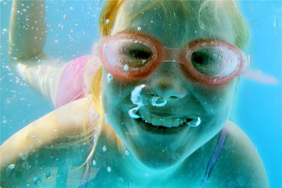 Macht vor allem in einem sauberen Pool Spaß: im Wasser planschen.Roland Weihrauch/dpa/dpa-tmn
