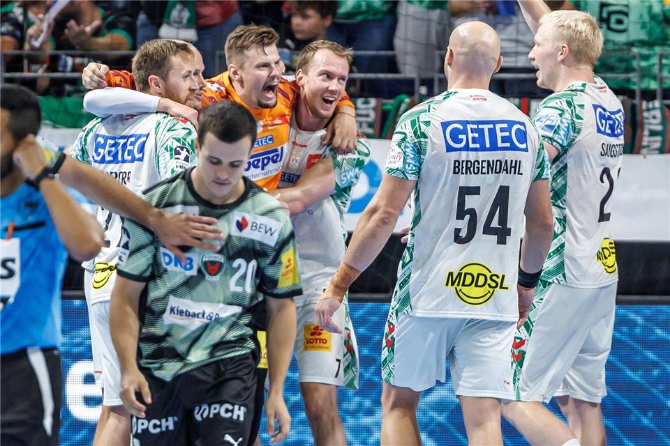 Machtdemonstration im September: Magdeburg bejubelt den Sieg gegen den Erzrivalen. (Archivbild)Andreas Gora/dpa