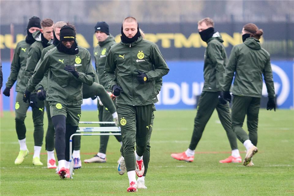 Klarer Kopf, heißes Herz: BVB hofft auf Lissabon-Effekt Machte zuletzt eine unglückliche Figur: Dortmunds Waldemar Anton (M).Bernd Thissen/dpa