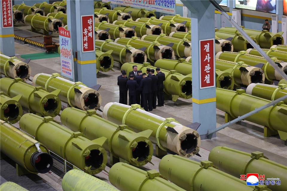 Machthaber Kim Jong Un (M) inspiziert Raketenproduktion.Uncredited/KCNA via KNS/AP/dpa