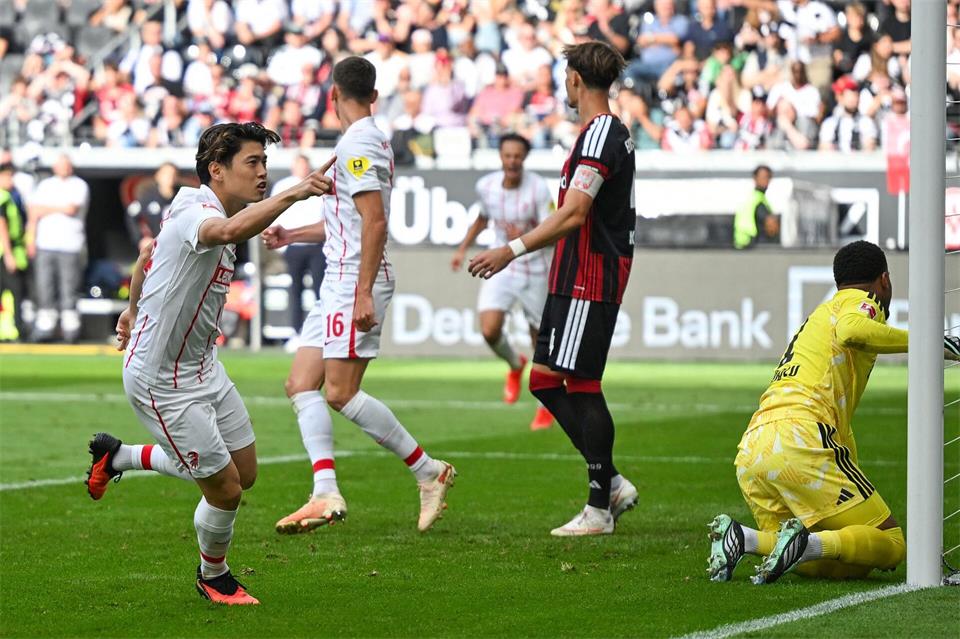 Machtlos beim 2:2 durch Suzuki: Noah Atubolu im Eintracht-Tor.Florian Wiegand/dpa