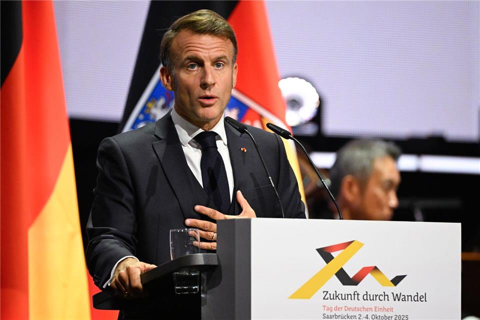Macron hat am Einheitsfeiertag in Saarbrücken zur Verteidigung der Demokratie aufgerufen.Jean-Christophe Verhaegen/POOL AFP/dpa