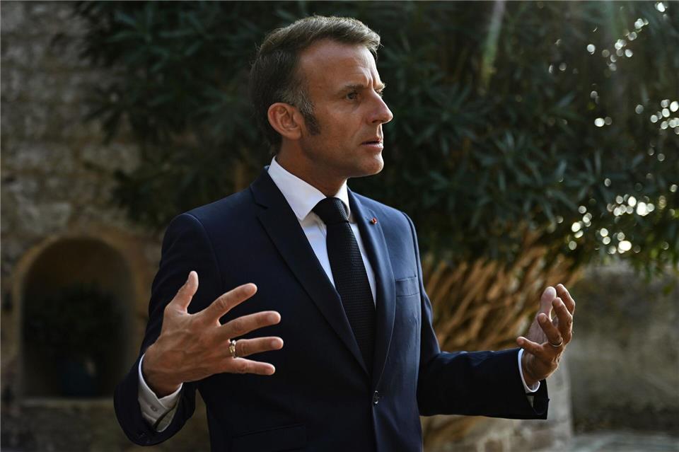 Frankreichs Regierung stürzt bei Vertrauensfrage Macron muss nun schnell handeln, um aus der Schusslinie zu kommen. (Archivbild)Philippe Magoni/AP Pool/AP/dpa