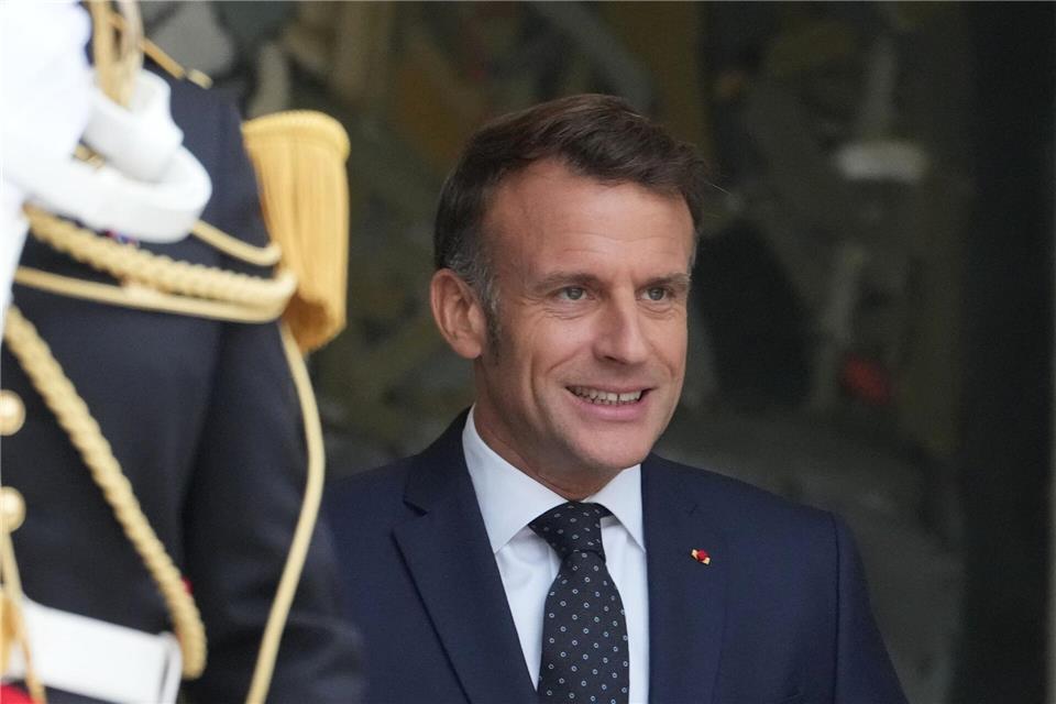 Macron muss nun über einen künftigen Premier und die Ausrichtung der neuen Regierung entscheiden.Michel Euler/AP/dpa