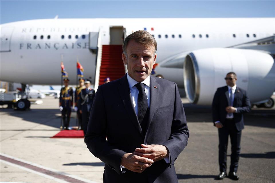 Schwerer Start für Regierung in Paris - Misstrauensanträge Macron ruft die Parteien auf, auf Stabilität hinzuarbeiten.Yoan Valat/Pool EPA/AP/dpa