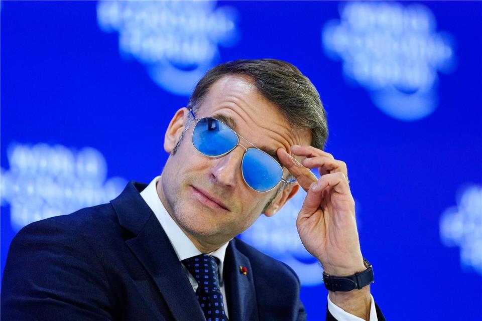 Macron trug bei seiner Rede in Davos wegen einer Entzündung Sonnenbrille.Markus Schreiber/AP/dpa