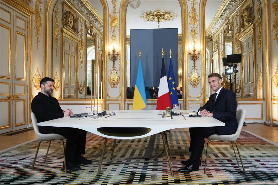 Macron und Selenskyj haben mit Verbündeten über die Gespräche für ein Ende des Krieges in der Ukraine beraten.Christophe Ena/Pool AP/AP/dpa
