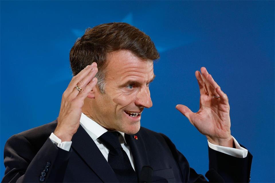 Macron wirft ausländischen Politikern vor, mit den Ausschreitungen in Frankreich Wahlkampf zu betreiben (Archivbild).Geert Vanden Wijngaert/AP/dpa