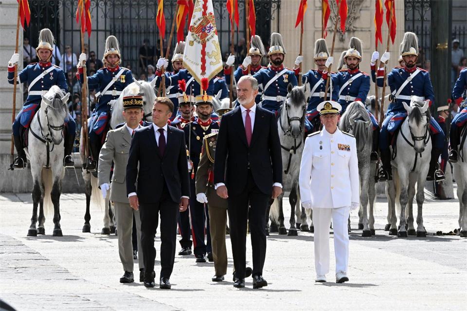 Macron wurde in Madrid mit militärischen Ehren empfangen.José Oliva/EUROPA PRESS/dpa