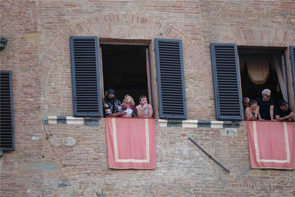 Madonna verfolgte an ihrem 67. Geburtstag das „Palio di Siena“. Fabio Sasso/ZUMA Press Wire/dpa