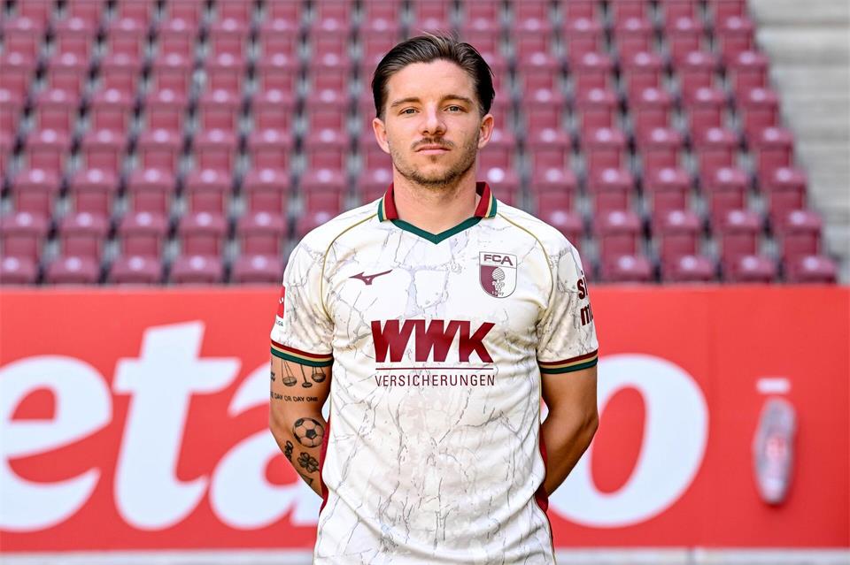 Mads Pedersen vom FC Augsburg soll vor einem Wechsel nach Berlin stehen. (Archivbild)Harry Langer/dpa