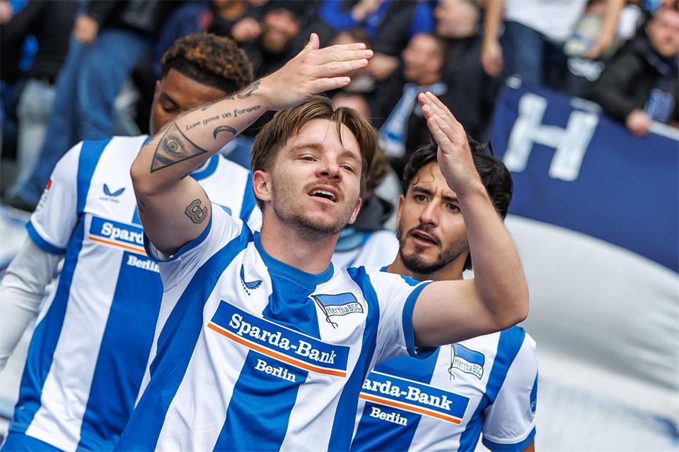 Mads Petersen bejubelt sein erstes Tor für Hertha BSC. Andreas Gora/dpa