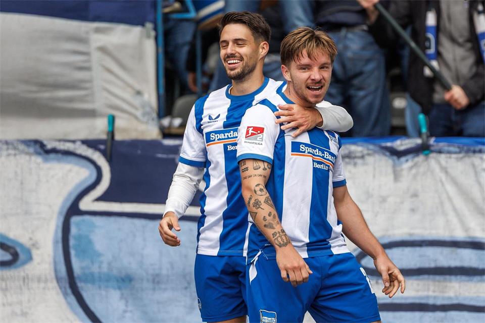 Mads Petersen (r.) erzielte für Hertha BSC sein erstes Tor. Andreas Gora/dpa