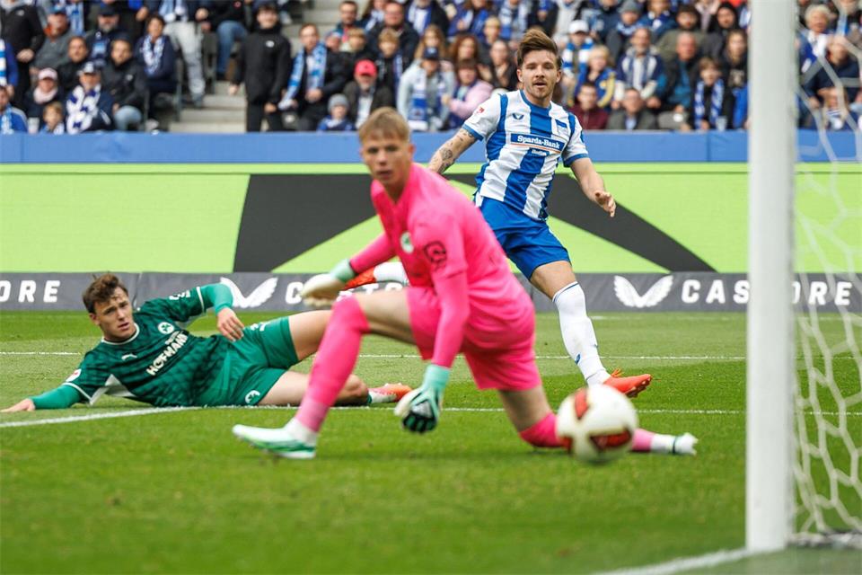 Mads Petersen trifft ins Toreck beim Spiel gegen Greuther Fürth. Andreas Gora/dpa