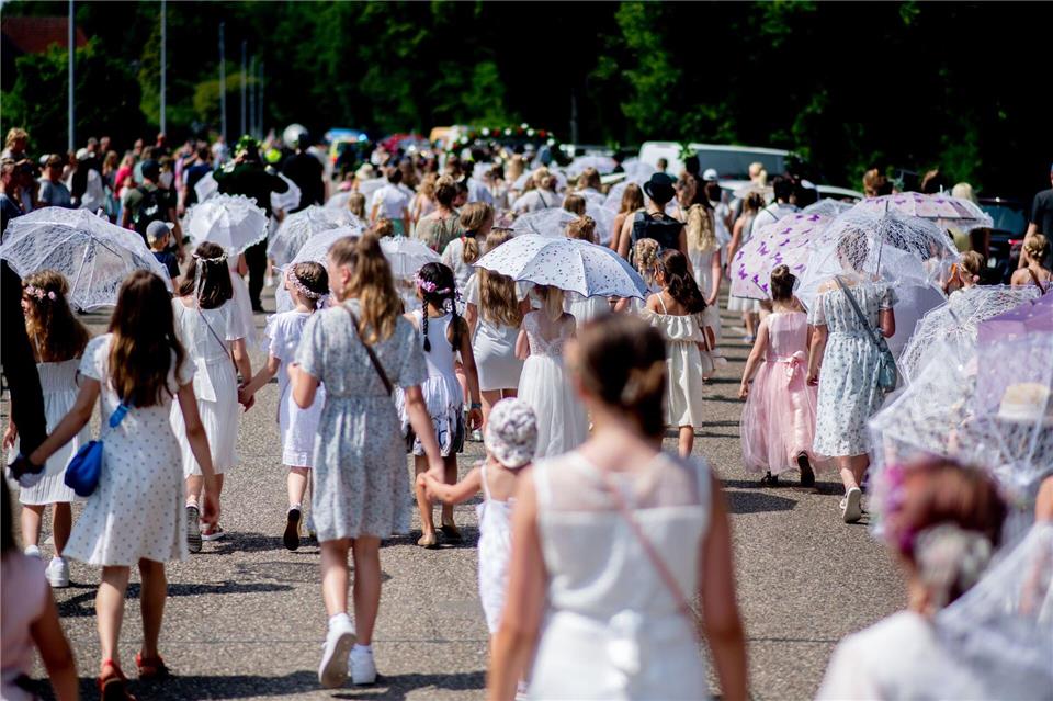 Mädchen dürfen beim Wildeshauser Kinderschützenfest nur als „Ehrendame“ teilnehmen und die Kette des Kinderkönigs polieren.Hauke-Christian Dittrich/dpa