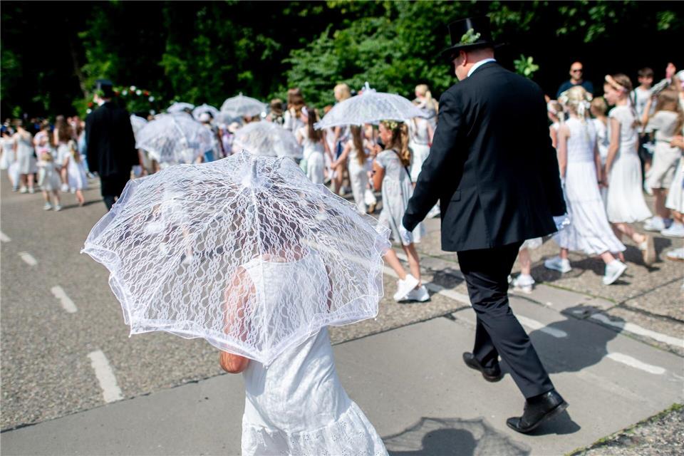 13-Jähriger ist Wildeshauser Kinderkönig Mädchen laufen in weißen Kleidern beim Ausmarsch mit. Hauke-Christian Dittrich/dpa