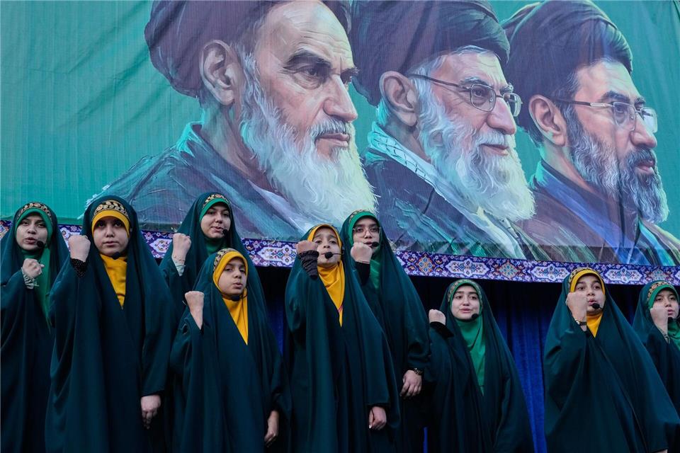 Mädchen nehmen im Iran an einer staatlich organisierten Kundgebung zum Geburtstag von Imam Reza teil. (Archivbild)Vahid Salemi/AP/dpa