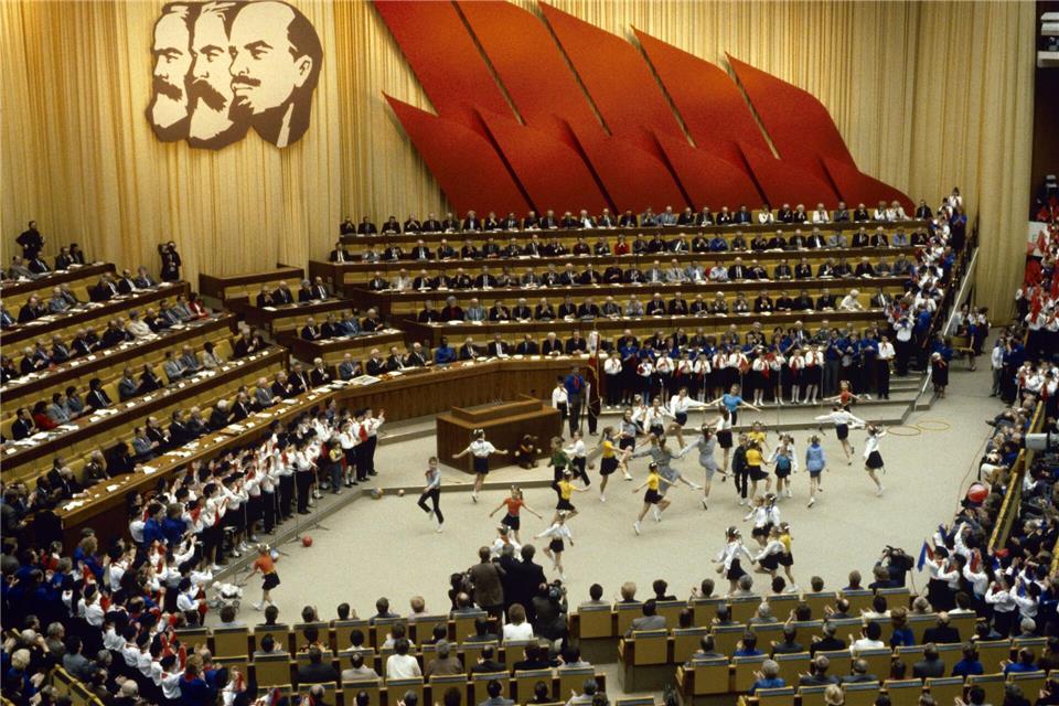 Mädchen und Jungen der Pionierorganisation Ernst Thälmann tanzen im Plenarsaal im Palast der Republik beim XI. Parteitag der SED. (Archivbild) Zentralbild/dpa-Zentralbild/dpa