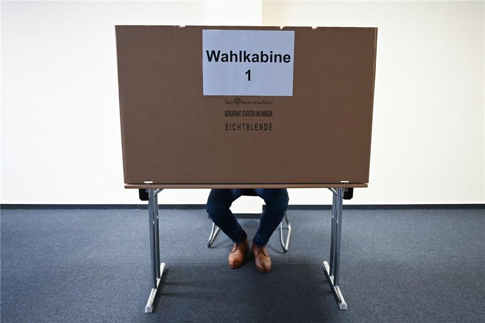 Mädchen und Jungen im Alter von 16 oder 17 Jahren dürfen sich nicht an hessischen Kommunalwahlen beteiligen. (Symbolbild)Arne Dedert/dpa