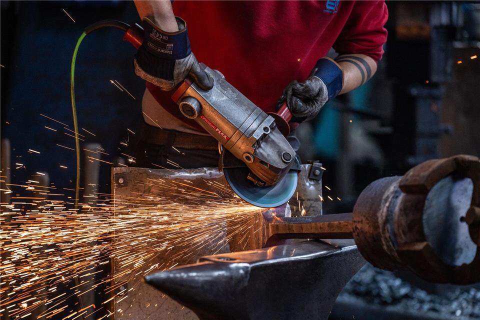 Männer arbeiten in Technik und Fertigung, Frauen in Gesundheits- und Sozialberufen: Der Arbeitsmarkt in Bayern zeigt deutliche Unterschiede nach Geschlechtern. (Symbolbild)Armin Weigel/dpa