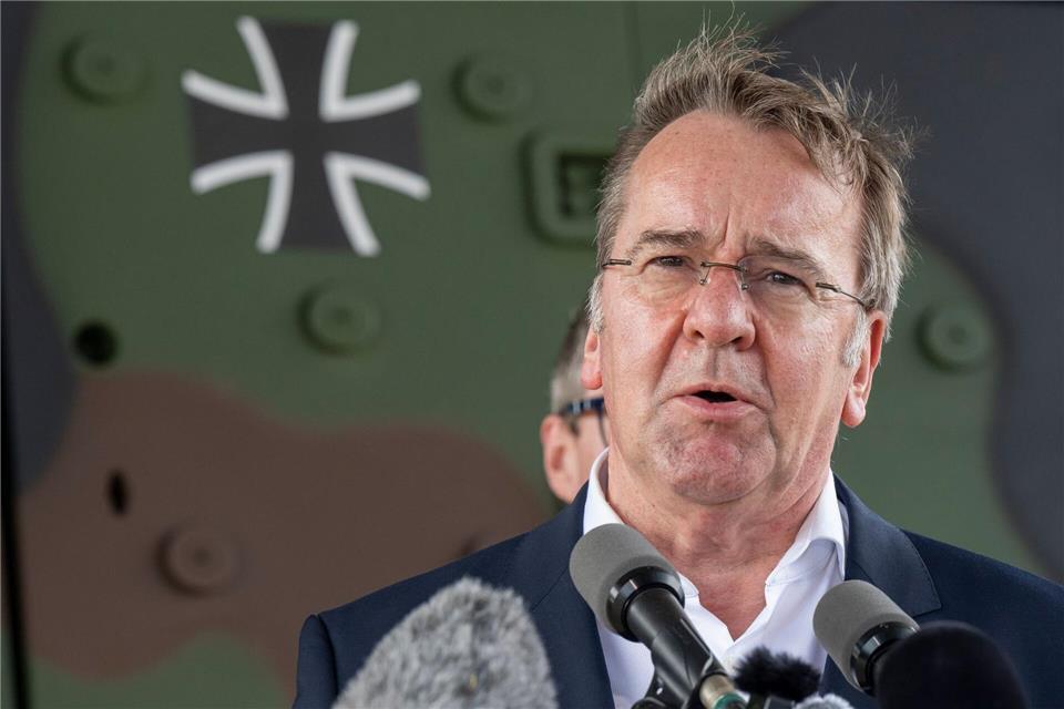 Männer der Altersgruppe 17 bis 45 brauchen nach Angaben von Verteidigungsminister Boris Pistorius (SPD) keine Genehmigung für lange Auslandsaufenthalte. Peter Kneffel/dpa