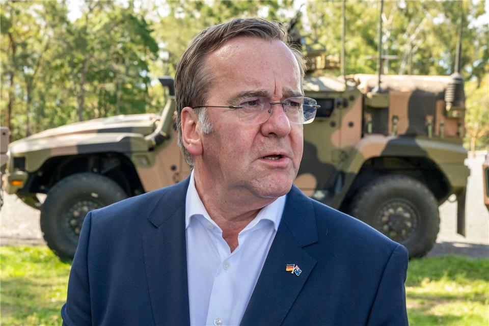 Männer der Altersgruppe 17 bis 45 brauchen nach Angaben von Verteidigungsminister Boris Pistorius (SPD) keine Genehmigung für lange Auslandsaufenthalte. (Archivbild)Peter Kneffel/dpa