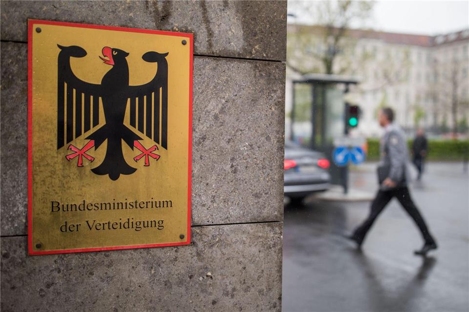 Männer, die länger ins Ausland wollen, müssen sich bei der Bundeswehr abmelden. (Archivbild)Michael Kappeler/dpa