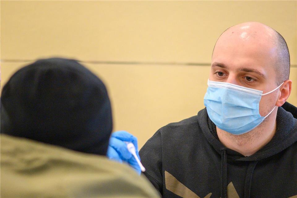 Männer geben in Tangermünde Speichelproben für eine DNA-Reihenuntersuchung ab.Klaus-Dietmar Gabbert/dpa