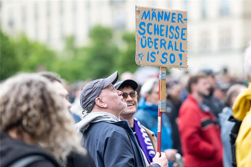 Männer müssen mehr Verantwortung übernehmen - das war eine der Botschaften der Demo. Fabian Sommer/dpa