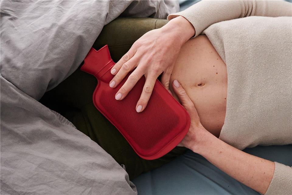 Männer müssen verstehen, dass Menstruationsbeschwerden eine starke Einschränkung sein können, sagt Minister Philippi. (Symbolbild)picture alliance/dpa