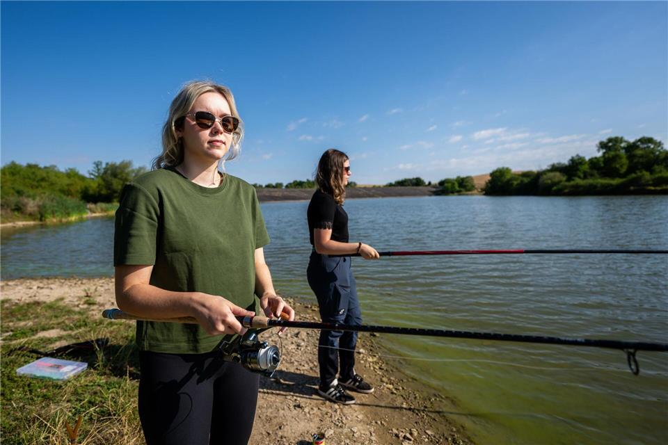 Männer sind in Angelvereinen zwar noch in der Mehrzahl, doch es gibt immer mehr Frauen, die sich für das Hobby interessieren. Jacob Schröter/dpa