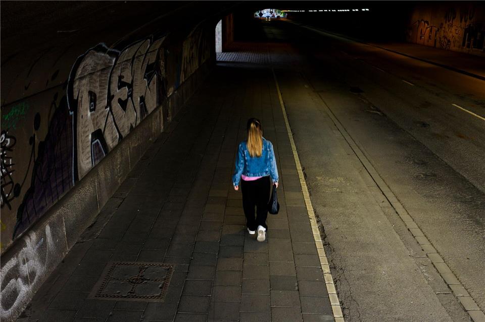 Männer und Frauen unterscheiden sich beim subjektiven Sicherheitsempfinden deutlich: Während sich 56 Prozent der Männer sicher fühlen, sind es bei den Frauen nur 45 Prozent. (Symbolbild)Christoph Reichwein/dpa